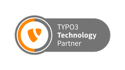 Logo Batch mit dem TYPO3 Logo in orange und dem weißen Schriftzug TYPO3 Technology Partner auf grauem Hintergrund