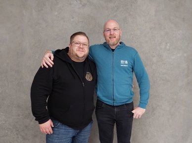 CEO Markus Kramer links und Gesellschafter Daniel Fau rechts stehend vor einer Wand