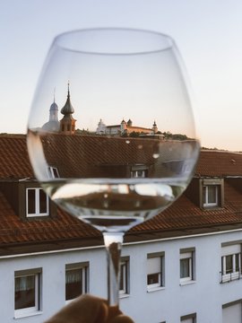 Verschwommener Blick durch Weinglas auf Würzburger Schloss