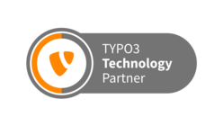 Logo Batch mit dem TYPO3 Logo in orange und dem weißen Schriftzug TYPO3 Technology Partner auf grauem Hintergrund