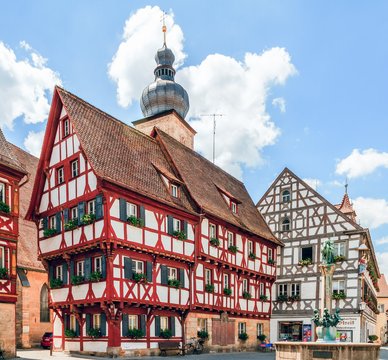 Rot-weisses Fachwerkhaus im Vordergrund der Forchheimer Altstadt