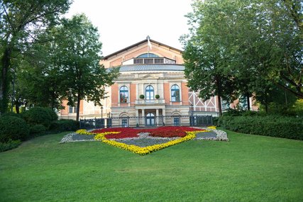 Grüner Festspielgarten Bayreuth mit Blumenverzierung 